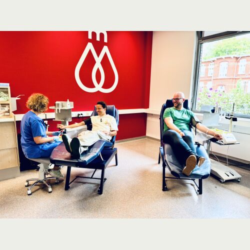 Leben schenken, Moore retten - Kostja Ullmann und André Palm spenden gemeinsam Blut im UKE